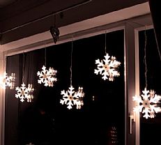 2.5M Warm White Indoor Snowflake Curtain Light - 96 LEDs